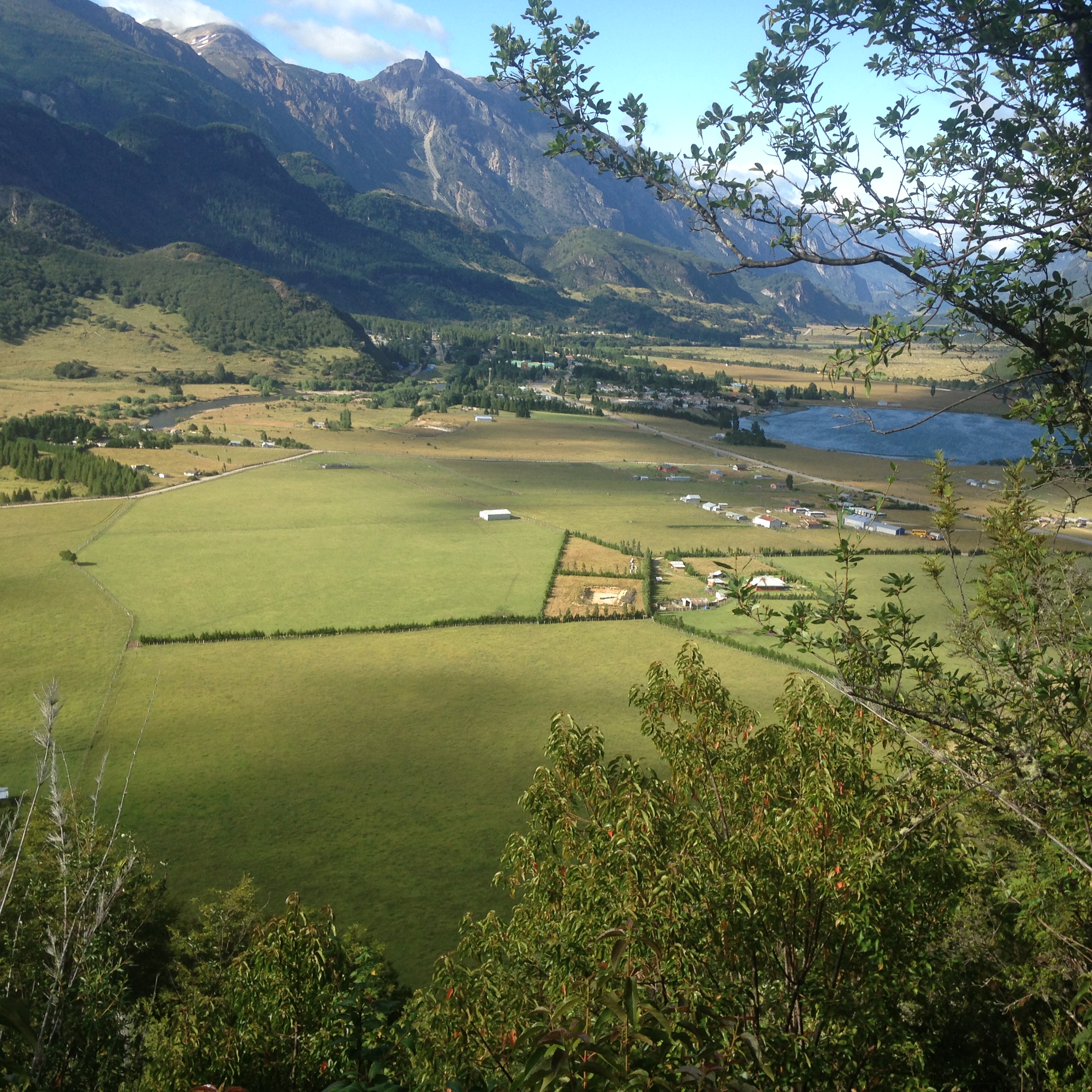 Vista aérea del valle sobre el Fundo La Pampita, 2016, Manihuales, Aysén